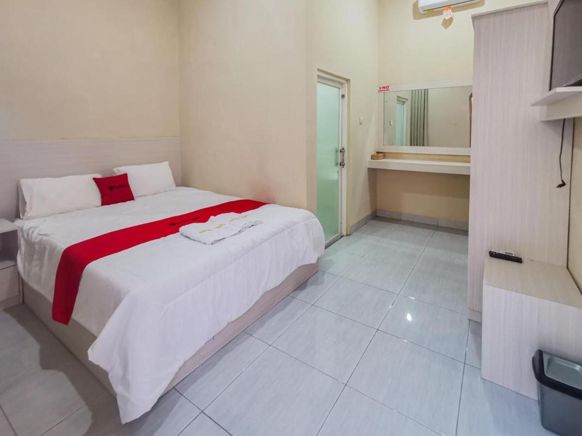 Reddoorz Near Pantai Pancer Door Pacitan Hotell Exteriör bild