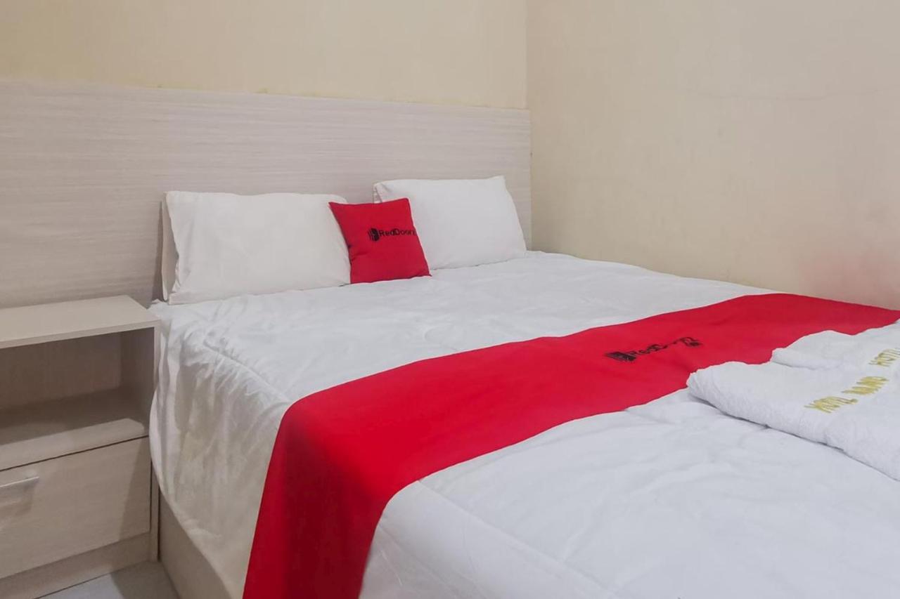 Reddoorz Near Pantai Pancer Door Pacitan Hotell Exteriör bild