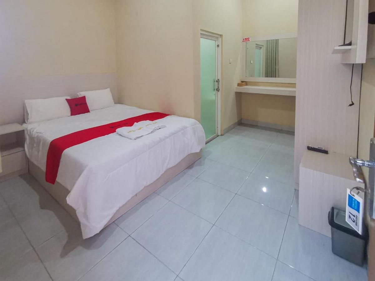 Reddoorz Near Pantai Pancer Door Pacitan Hotell Exteriör bild
